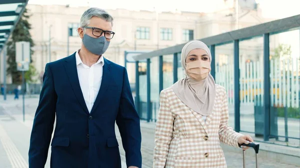 Porträtt Blandras Människor Promenader Med Resväskor Staden Gatan Och Talar — Stockfoto