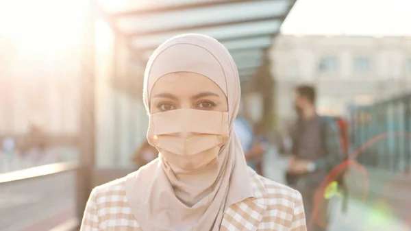 Закріпіть Портрет Щасливої Мусульманки Масці Стоїть Місті Дивиться Камеру Автовокзалі — стокове фото