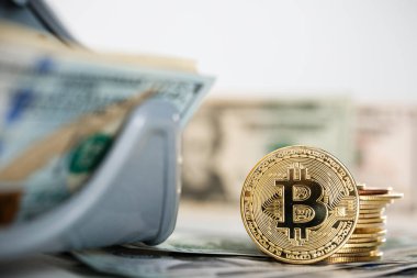 Bitcoin kripto paralarını ve Amerikan dolarlarını kapatın. Amerikan doları. Para geçmişi. Şifreli para birimi Altın Bitcoin