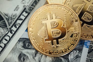 Para geçmişi. Euro Banknotes ve Bitcoin kripto para yatırımı konsepti ile ABD doları.