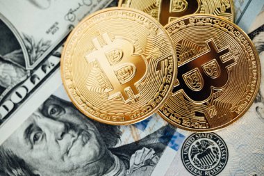 Para geçmişi. Euro Banknotes ve Bitcoin kripto para yatırımı konsepti ile ABD doları.