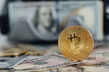 Para geçmişi. Euro Banknotes ve Bitcoin kripto para yatırımı konsepti ile ABD doları.