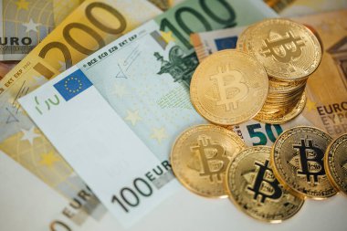 Euro Banknotes ve Bitcoin kripto para yatırımı konsepti. Euro Para ve Kripto para birimi Altın Bitcoin.
