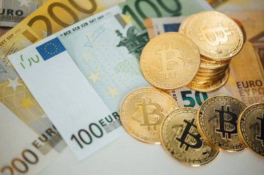Euro Banknotes ve Bitcoin kripto para yatırımı konsepti. Euro Para ve Kripto para birimi Altın Bitcoin.