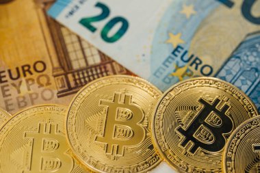 Euro Banknotes ve Bitcoin kripto para yatırımı konsepti. Euro Para ve Kripto para birimi Altın Bitcoin.