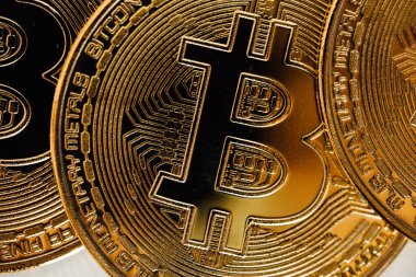 Euro Banknotes ve Bitcoin kripto para yatırımı konsepti. Euro Para ve Kripto para birimi Altın Bitcoin.