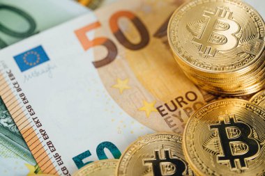 Euro Banknotes ve Bitcoin kripto para yatırımı konsepti. Euro Para ve Kripto para birimi Altın Bitcoin.