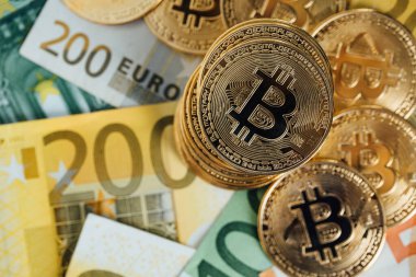 Euro Banknotes ve Bitcoin kripto para yatırımı konsepti. Euro Para ve Kripto para birimi Altın Bitcoin.