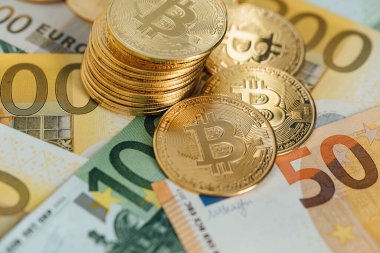Euro Banknotes ve Bitcoin kripto para yatırımı konsepti. Euro Para ve Kripto para birimi Altın Bitcoin.