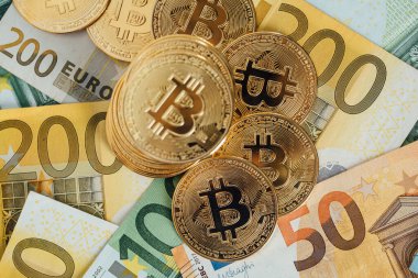 Euro Banknotes ve Bitcoin kripto para yatırımı konsepti. Euro Para ve Kripto para birimi Altın Bitcoin.
