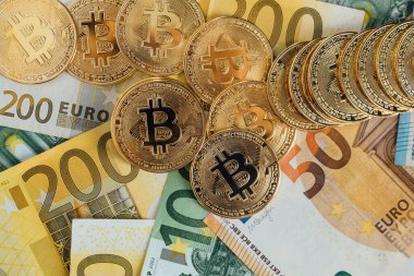 Euro Banknotes ve Bitcoin kripto para yatırımı konsepti. Euro Para ve Kripto para birimi Altın Bitcoin.