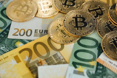 Euro Banknotes ve Bitcoin kripto para yatırımı konsepti. Euro Para ve Kripto para birimi Altın Bitcoin.