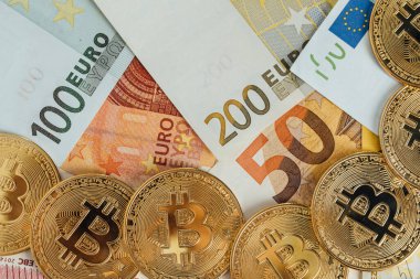 Euro Banknotes ve Bitcoin kripto para yatırımı konsepti. Euro Para ve Kripto para birimi Altın Bitcoin.