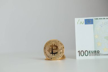 Euro Banknotes ve Bitcoin kripto para yatırımı konsepti. Euro Para ve Kripto para birimi Altın Bitcoin.