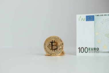 Euro Banknotes ve Bitcoin kripto para yatırımı konsepti. Euro Para ve Kripto para birimi Altın Bitcoin.