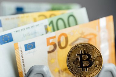 Euro Banknotes ve Bitcoin kripto para yatırımı konsepti. Euro Para ve Kripto para birimi Altın Bitcoin.