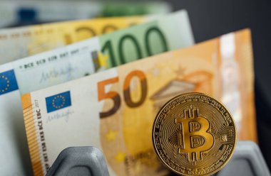 Euro Banknotes ve Bitcoin kripto para yatırımı konsepti. Euro Para ve Kripto para birimi Altın Bitcoin.
