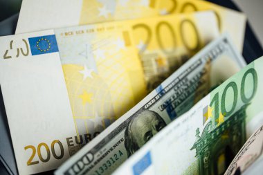 Para geçmişi. Euro Banknotes ve Bitcoin kripto para yatırımı konsepti ile ABD doları.