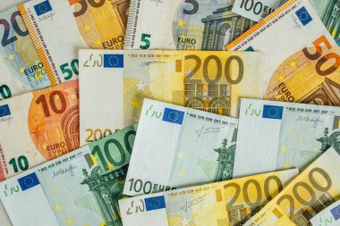 Para geçmişi. Euro Banknotes ve Bitcoin kripto para yatırımı konsepti ile ABD doları.