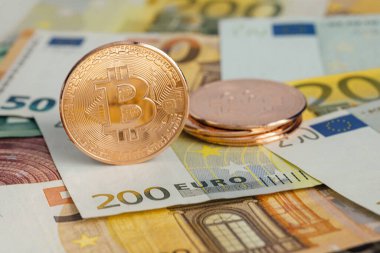 Para geçmişi. Euro Banknotes ve Bitcoin kripto para yatırımı konsepti ile ABD doları.