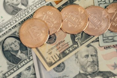 Para geçmişi. Euro Banknotes ve Bitcoin kripto para yatırımı konsepti ile ABD doları.