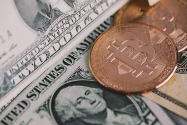 Para geçmişi. Euro Banknotes ve Bitcoin kripto para yatırımı konsepti ile ABD doları.