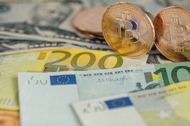 Para geçmişi. Euro Banknotes ve Bitcoin kripto para yatırımı konsepti ile ABD doları.