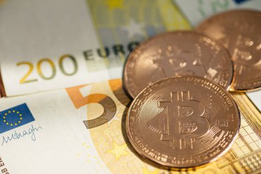 Para geçmişi. Euro Banknotes ve Bitcoin kripto para yatırımı konsepti ile ABD doları.