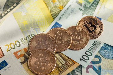 Para geçmişi. Euro Banknotes ve Bitcoin kripto para yatırımı konsepti ile ABD doları.