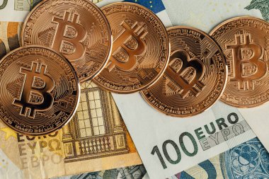 Para geçmişi. Euro Banknotes ve Bitcoin kripto para yatırımı konsepti ile ABD doları.