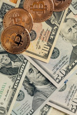 Para geçmişi. Euro Banknotes ve Bitcoin kripto para yatırımı konsepti ile ABD doları.