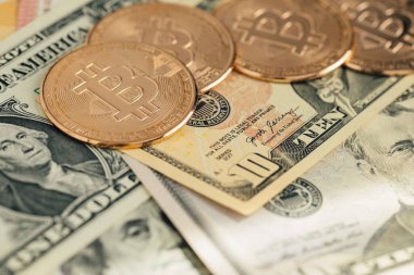 Para geçmişi. Euro Banknotes ve Bitcoin kripto para yatırımı konsepti ile ABD doları.