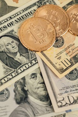 Para geçmişi. Euro Banknotes ve Bitcoin kripto para yatırımı konsepti ile ABD doları.