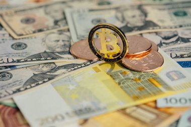 Para geçmişi. Euro Banknotes ve Bitcoin kripto para yatırımı konsepti ile ABD doları.