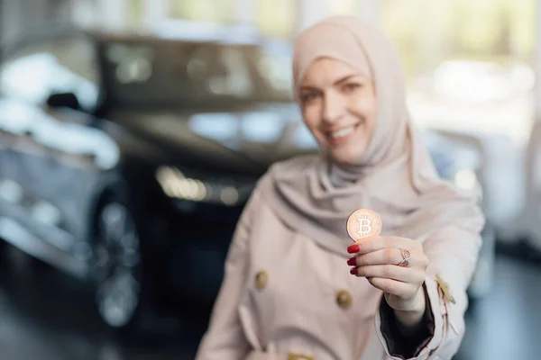 Criptovaluta. Scambio auto con Bitcoin. Primo piano di femmina in possesso di denaro digitale Bitcoin per acquistare auto nuove. — Foto Stock