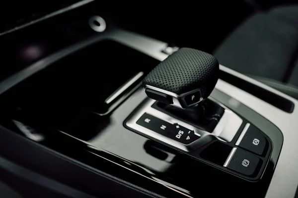 Diseño de interiores de coche nuevo. Caja de cambios automática y controlador de medios de cierre. Detalles dentro del coche. Detalle del interior del coche de lujo. — Foto de Stock