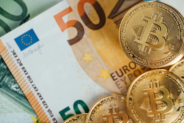 Euro Banknotes ve Bitcoin kripto para yatırımı konsepti. Euro Para ve Kripto para birimi Altın Bitcoin.