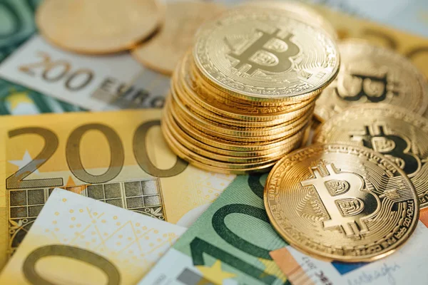 Euro Banknotes ve Bitcoin kripto para yatırımı konsepti. Euro Para ve Kripto para birimi Altın Bitcoin.