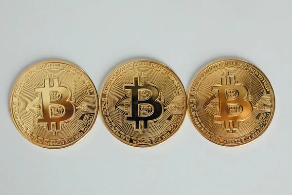 Kripto para birimi konsepti. Altın bitcoin para beyaz arka planda izole. Bitcoin parası. Bitcoin Kripto para birimi, BTC.