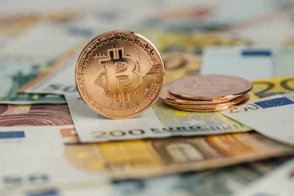 Para geçmişi. Euro Banknotes ve Bitcoin kripto para yatırımı konsepti ile ABD doları.