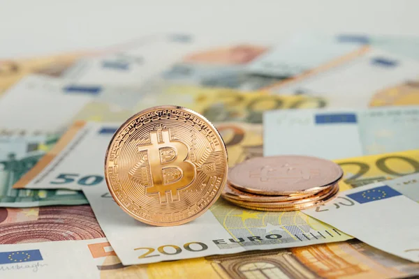 Para geçmişi. Euro Banknotes ve Bitcoin kripto para yatırımı konsepti ile ABD doları.