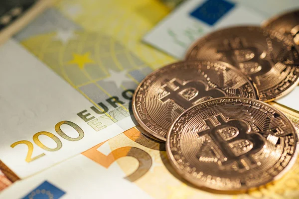 Para geçmişi. Euro Banknotes ve Bitcoin kripto para yatırımı konsepti ile ABD doları.