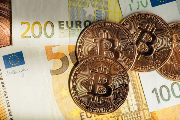 Para geçmişi. Euro Banknotes ve Bitcoin kripto para yatırımı konsepti ile ABD doları.