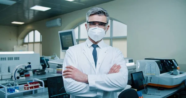 코트를 실험실에서 마스크를 카메라를 Covid 세계적 유행병 실험실 코로나 바이러스 — 스톡 사진