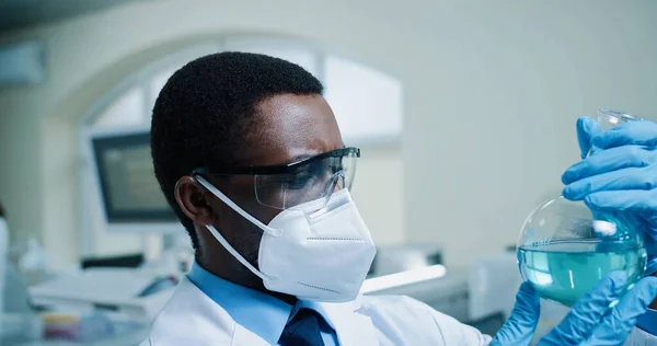 Young African American Male Pharmacist Mask Goggles Working Lab Examining — Fotografia de Stock