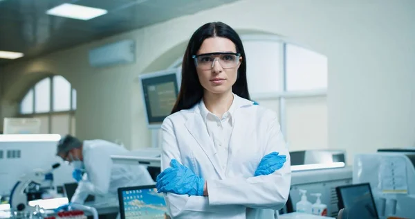 코트를 실험실에 카메라를 백인젊고 아름다운 과학자의 초상화 — 스톡 사진