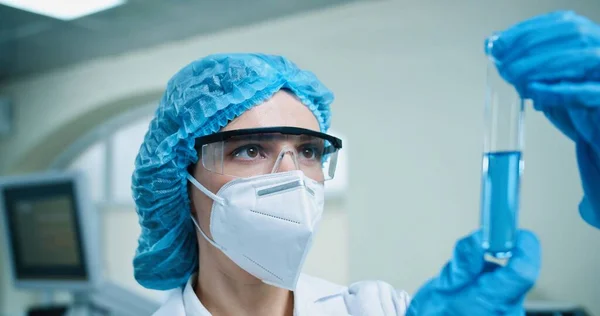 Close Caucasian Pretty Young Female Medical Scientist Holding Glass Test — Fotografia de Stock