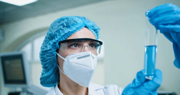 Close Caucasian Pretty Young Female Medical Scientist Holding Glass Test — Stockfoto