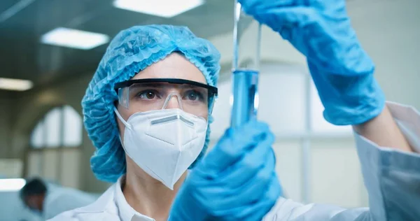 Close Caucasian Pretty Young Female Medical Scientist Holding Glass Test — ストック写真