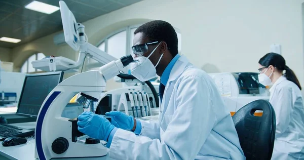 분주한 아프리카 미국인젊은 직업적 과학자 Medic 실험실에 마스크를 기술로 개념을 — 스톡 사진